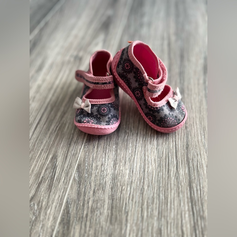 Super adorable baby’s first shoes! European brand, ergonomic!